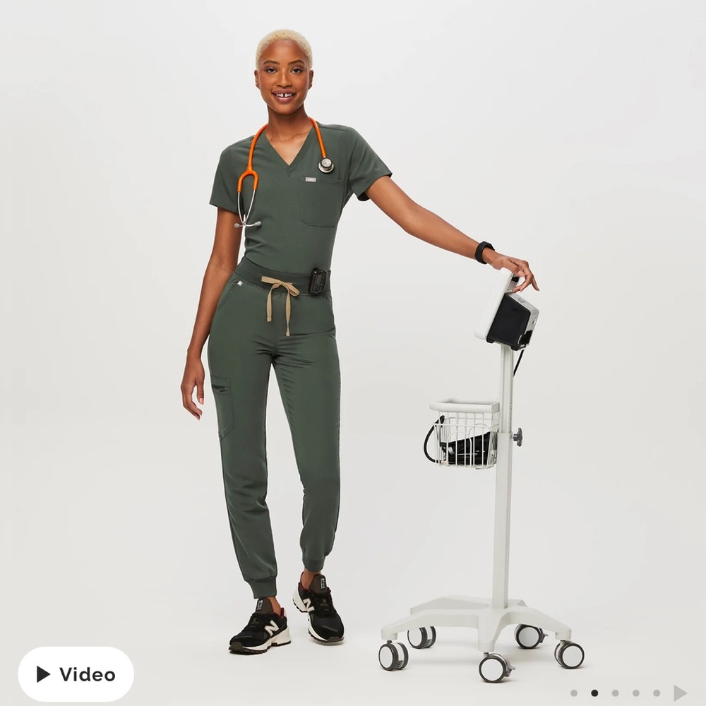 Figs technical collection scrub set